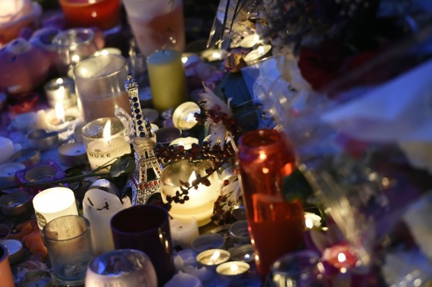 Des-bougies-en-hommage-aux-victimes-des-attentats-devant-le-Bataclan-le-15-novembre-2015_afp-article